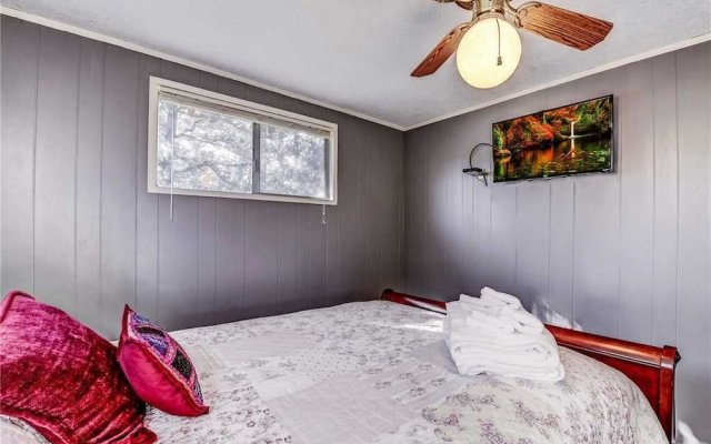 Foxfire Haven - Three Bedroom Cabin with Hot Tub