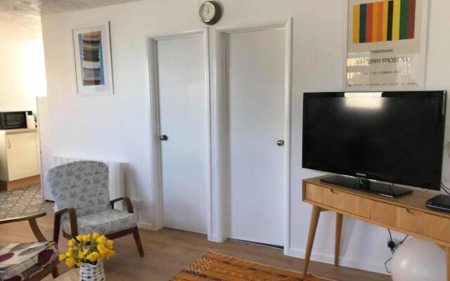 Cosy, Quiet bungalow, one minute from the beach.