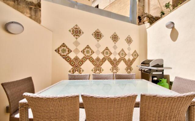 Elegant 4-bedroom Sliema Town House with Jacuzzi