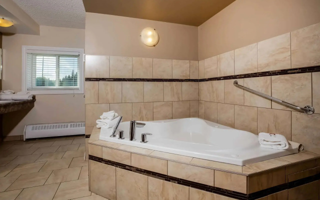 Super 8 by Wyndham Smoky Lake