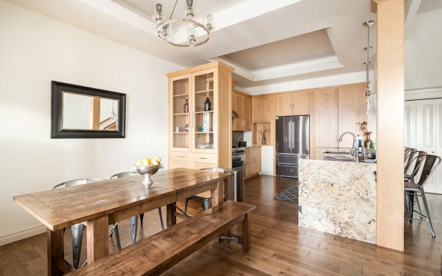 Rooftop Deck Walk to River Downtown Fire pit