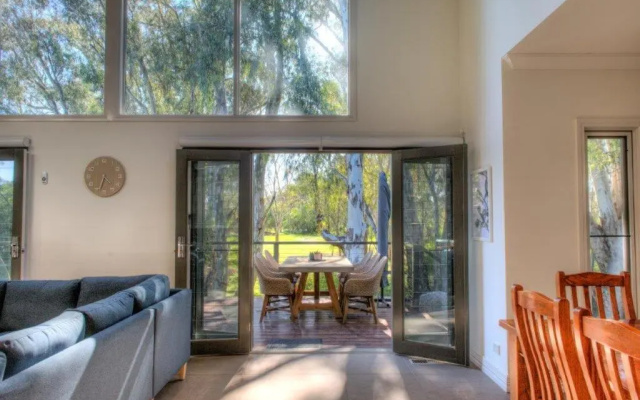The Gums - Echuca Holiday Homes – Balcony – Echuca