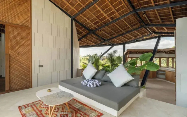 Stunning 2-br Penthouse With View, 800m to Beach