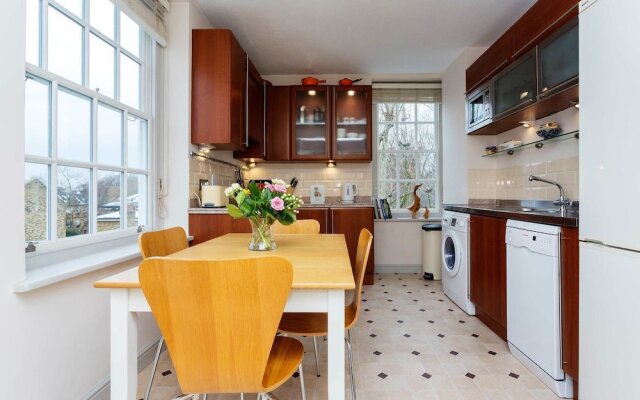 Whitehouse Apartment