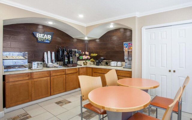 Travelodge by Wyndham Fresno Yosemite Area