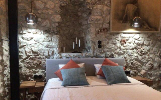 Laryssiou Suite