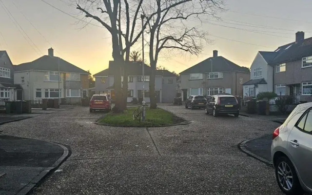 Spacious & Modern 2-bed House in Dagenham