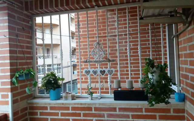 AMAZING SUNNY FLAT WITH BALCONY POOL two MINS FROM THE BEACH