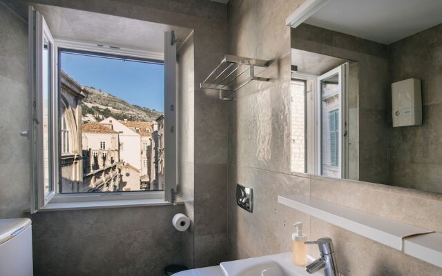 Panorama Old Town apartment by DuHomes