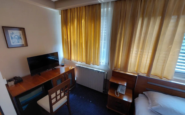 Hotel Brass