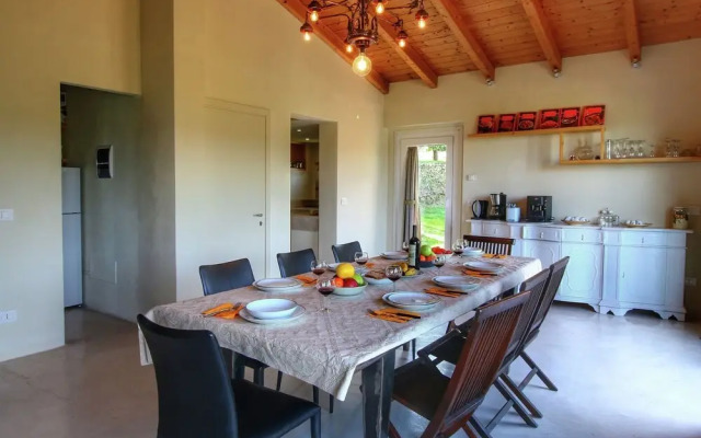 Luxurious Villa in Monte San Savino with Jacuzzi