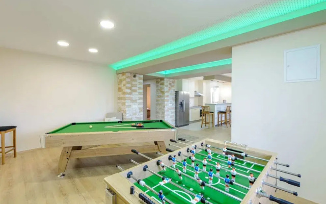 Villa Pave - Six-bedroom Villa With Terrace and Swimming Pool
