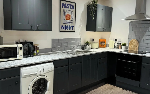 Modern 1-bed Apartment - Sleeps 4 & Central Links