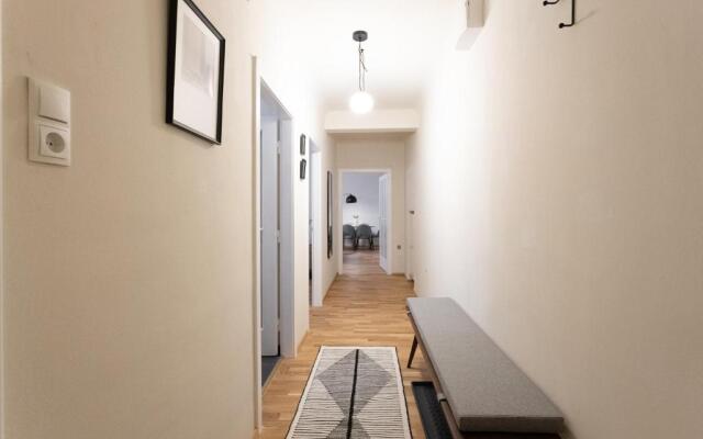 Stylish 1BR 1Bath Vienna Downtown Unbeatable Location