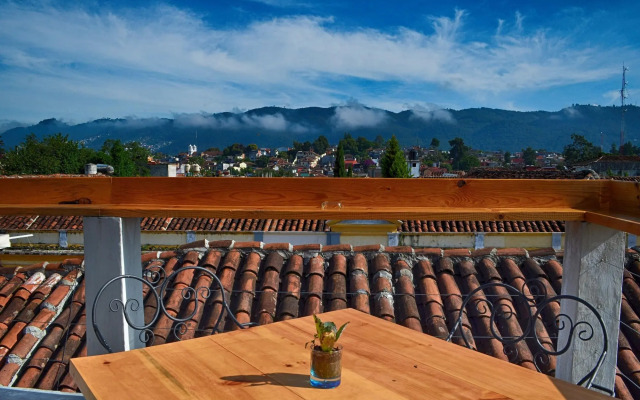 La Tozi Galería Hotel