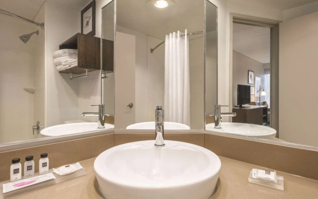 Country Inn & Suites by Radisson, La Crosse, WI