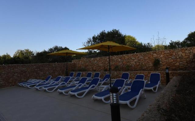 Wileg 4A Luxury Studio Apartment with Shared Swimming Pool.