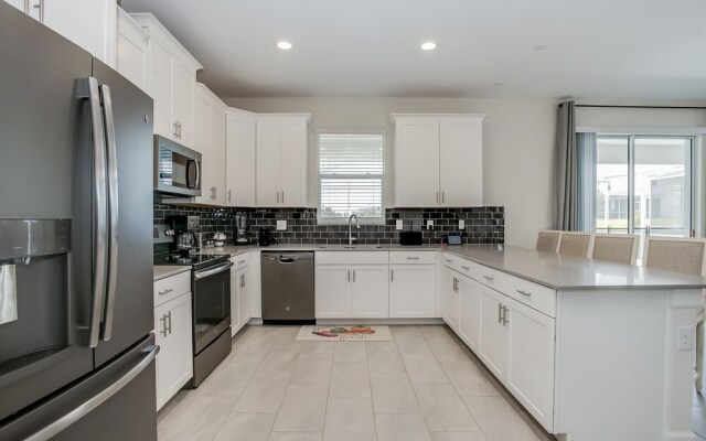 Contemporary Home w/ Private Pool& Spa!