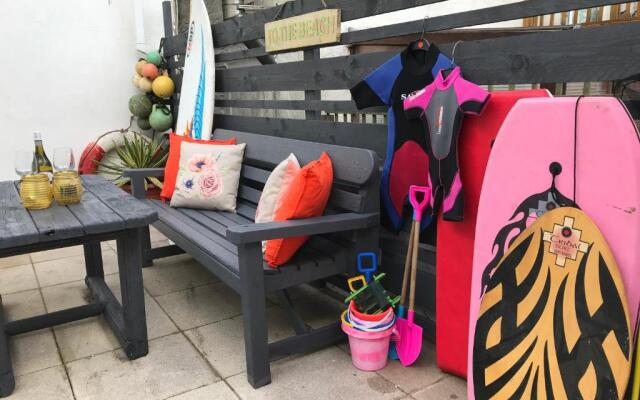 Cosy, Quiet bungalow, one minute from the beach.