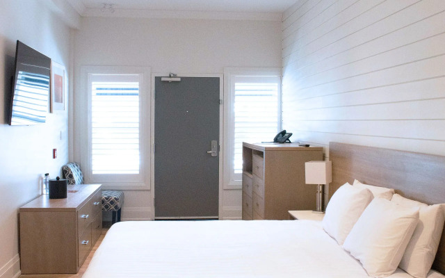 Colonial Hotel & Suites