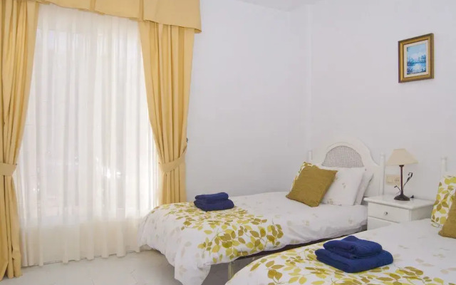 Spacious 2 Bed Apartment in Calahonda