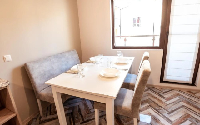 Bright 1BDR Apartment with a Balcony