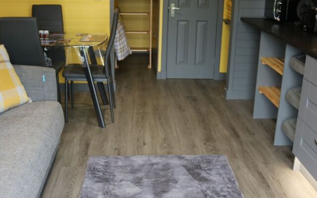 Glampods - 5 Berth Glamping Pod Elgin