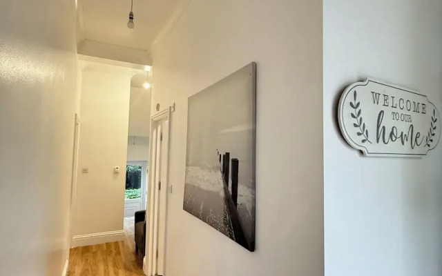 Modern Central Croydon Retreat