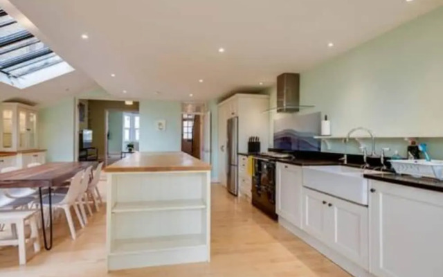 Summertown 4-br Family Home - Bright Spacious