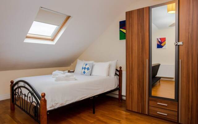 Top Floor Studio Next to Clapham Junction Station