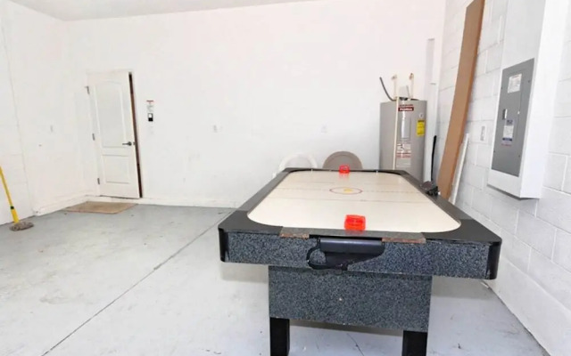 5 BR Home Kitchen Sleeps 10