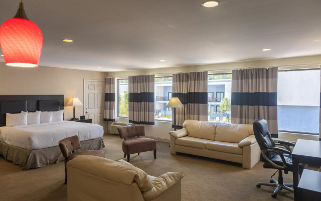 Cottonwood Suites Savannah Hotel & Conference Center