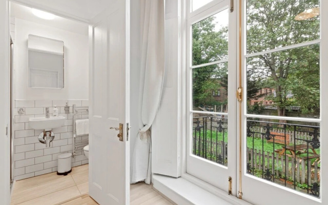 Refined, Light 1 Bed Apt w Balcony in Brixton