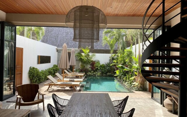Luxury Private Loft, 2 BR, Canggu With Staff