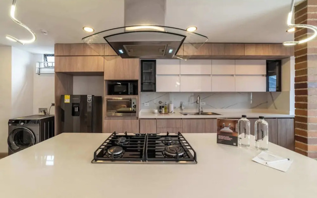w Elegant 3BR w Outdoor Balcony