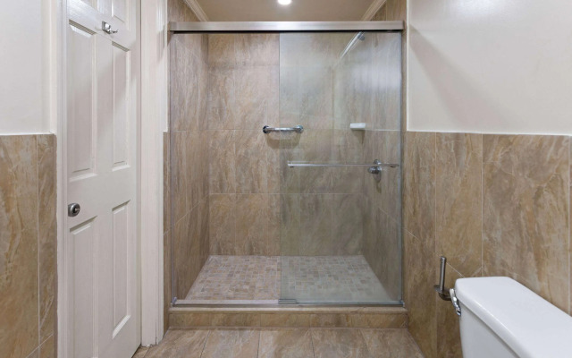 Travelodge by Wyndham Manhasset