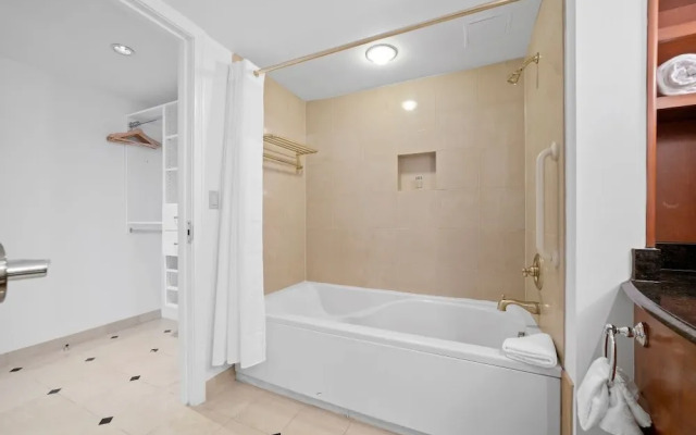 Cozysuites Beachfront 2BR 3BA Condo