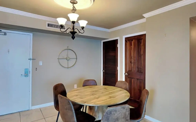 Sabine Yacht & Racquet #8D