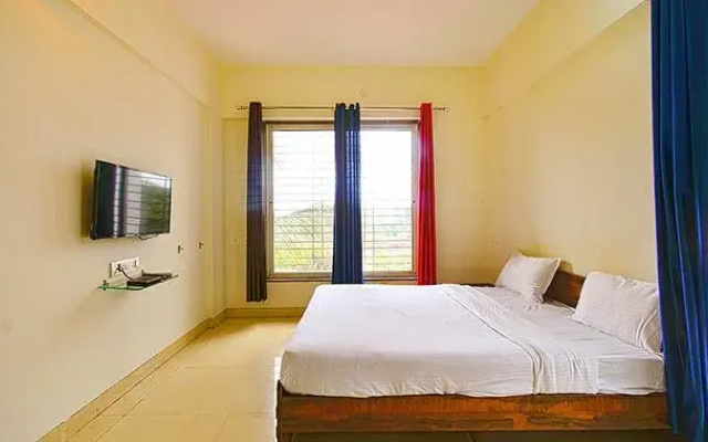 Fab Hotel Golden Leaf