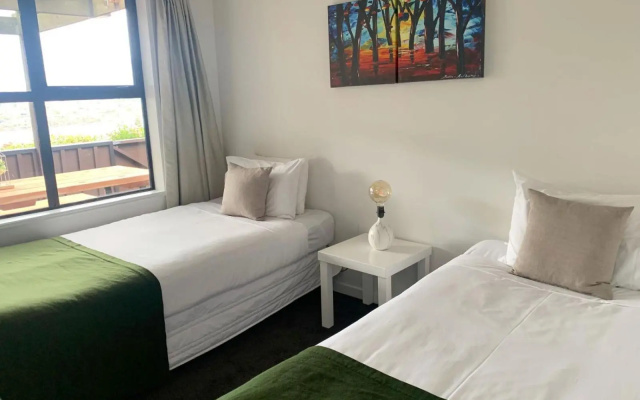 4 bedroom home, unlimited wifi, fantastic lake views with private balcony – Guest Rooms – Queenstown