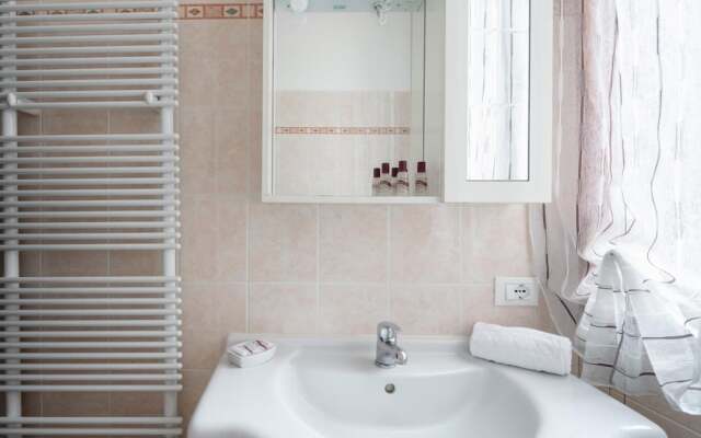 Venice Grand Canal Style Apt 2 by Wonderful Italy