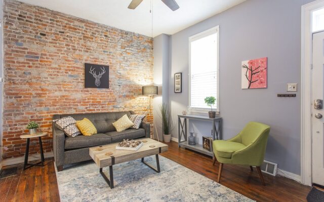 Fairmount GEM With Patio in the of it all