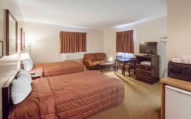 Econo Lodge Inn & Suites