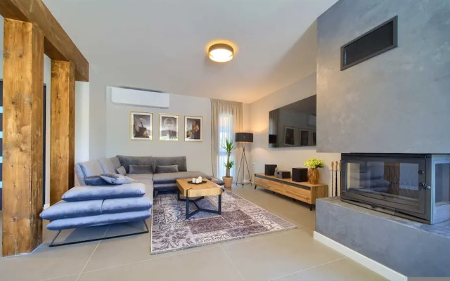 Villa Astrum With Heated Pool Jacuzzi and Sauna