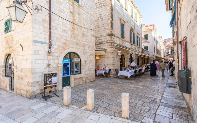 Two Stars Two Beds Downtown Apartment