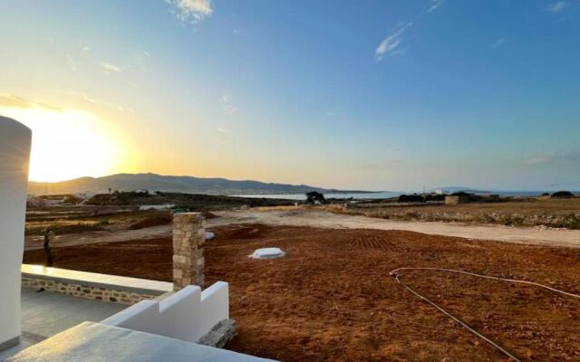 3 bedrooms appartement with sea view and enclosed garden at Antiparos 1 km away from the beach