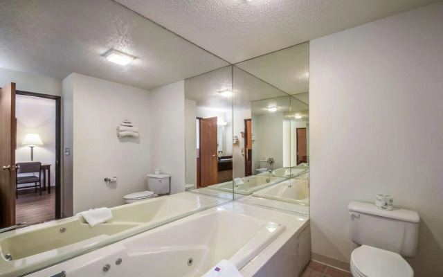 Super 8 Saukville Milwaukee