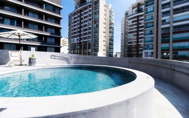 Apartamento moderno com piscina e AC