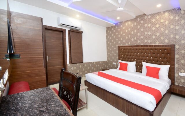 OYO Flagship 29074 Golden Temple Road