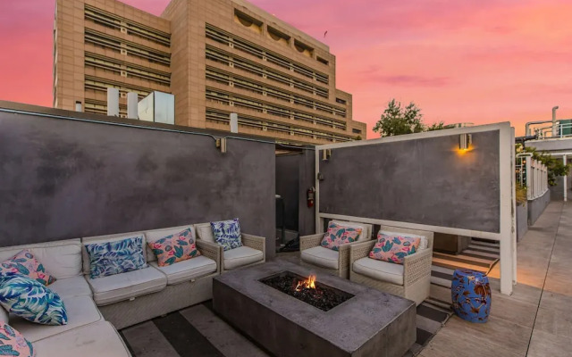 Stylish 2br/2ba At HWH by Oneluxstay